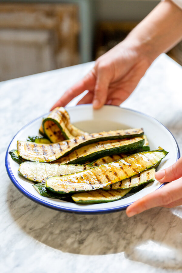 Geschnittene Zucchini anbraten.