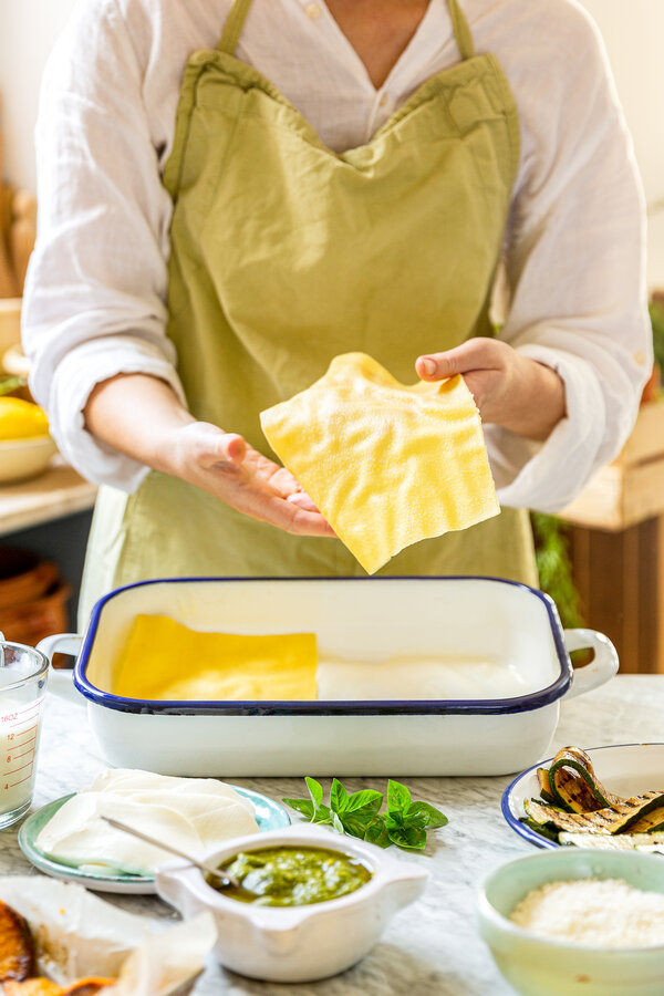 Lasagne-Platten in Auflaufform legen.