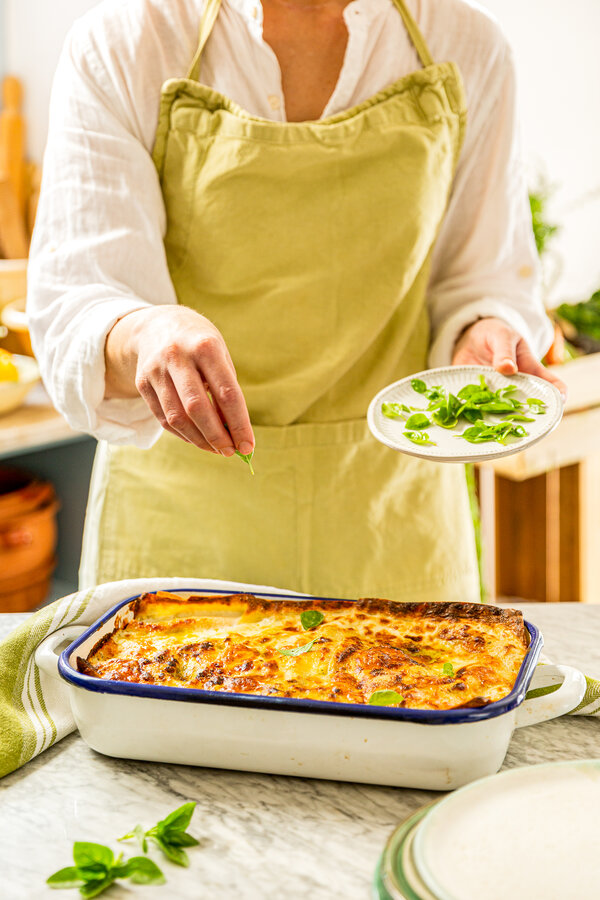 Vegetarische Lasagne mit Pesto und Kürbis. 