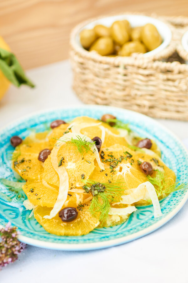 Orangensalat mit schwarzen Oliven und Fenchel