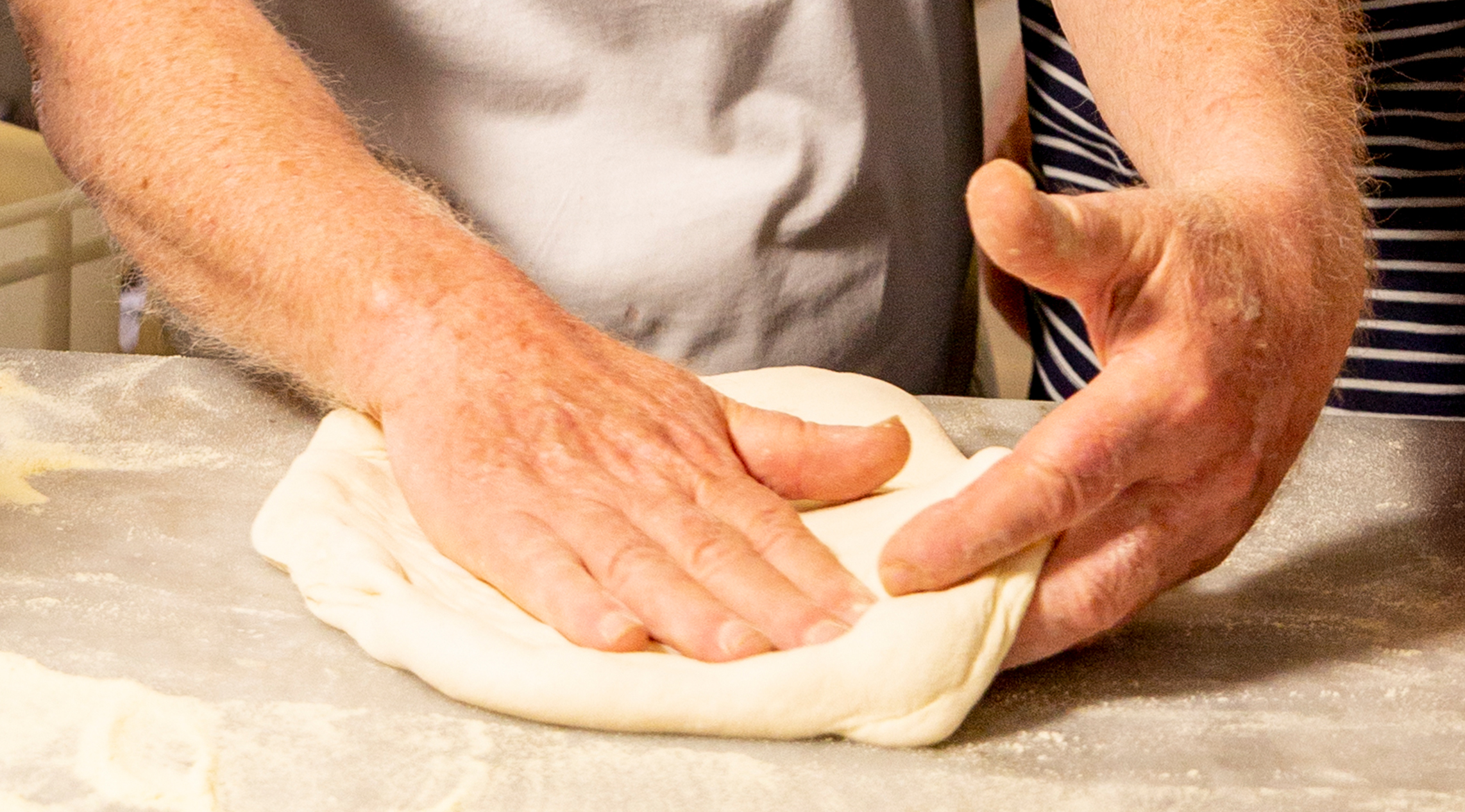 Pizzateig ausrollen? Forme Pizza wie in Italien!