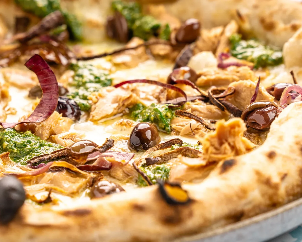 Pizza mit Thunfisch, Zwiebel und Oliven