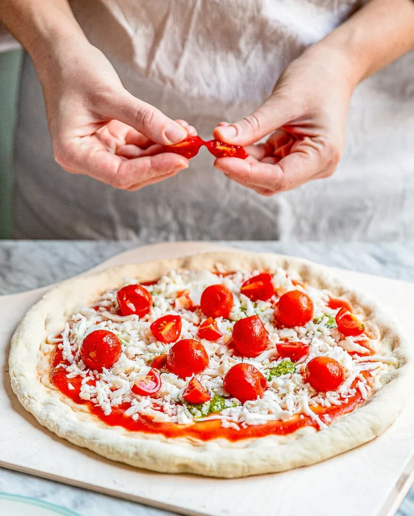 ein wunderschönes Bild davon, wie Kirschtomaten als Pizzatomaten auf der Pizza aussehen