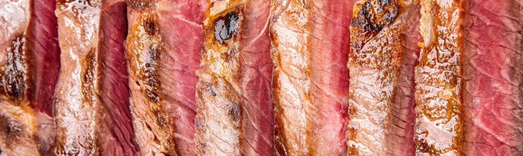Nahaufnahme des in Scheiben geschnittenen Entrecote-Steaks als Tagliata