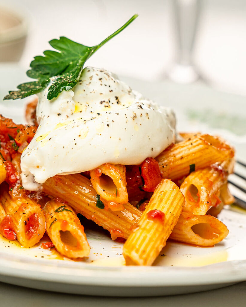 fertiges Gericht auf dem Teller in der Nahaufnahme: Penne all’Arrabbiata