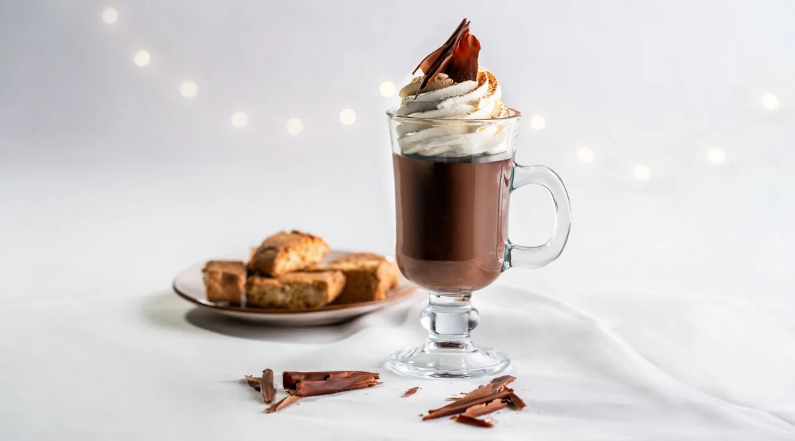 cremigste Trinkschokolade: Cioccoalata calda, am besten serviert mit Sahne und Kuchen