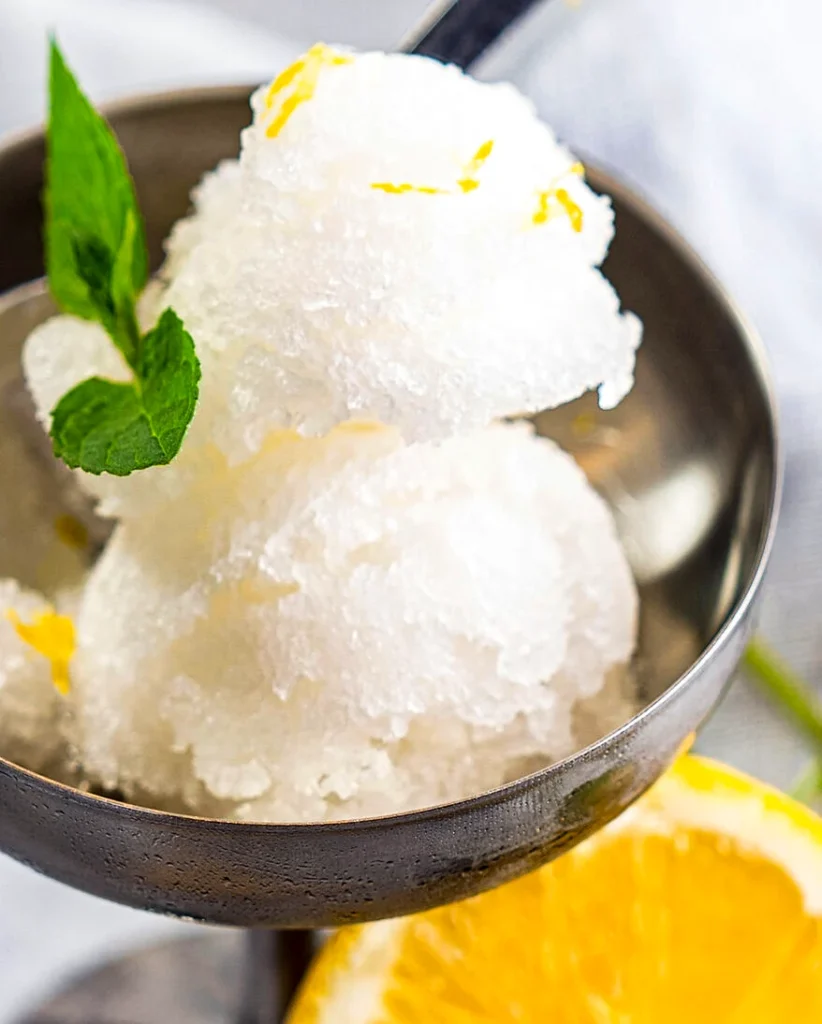 Nahaufnahme zweier Granitakugeln, man erkennt die kristalline Beschaffenheit der Kugeln