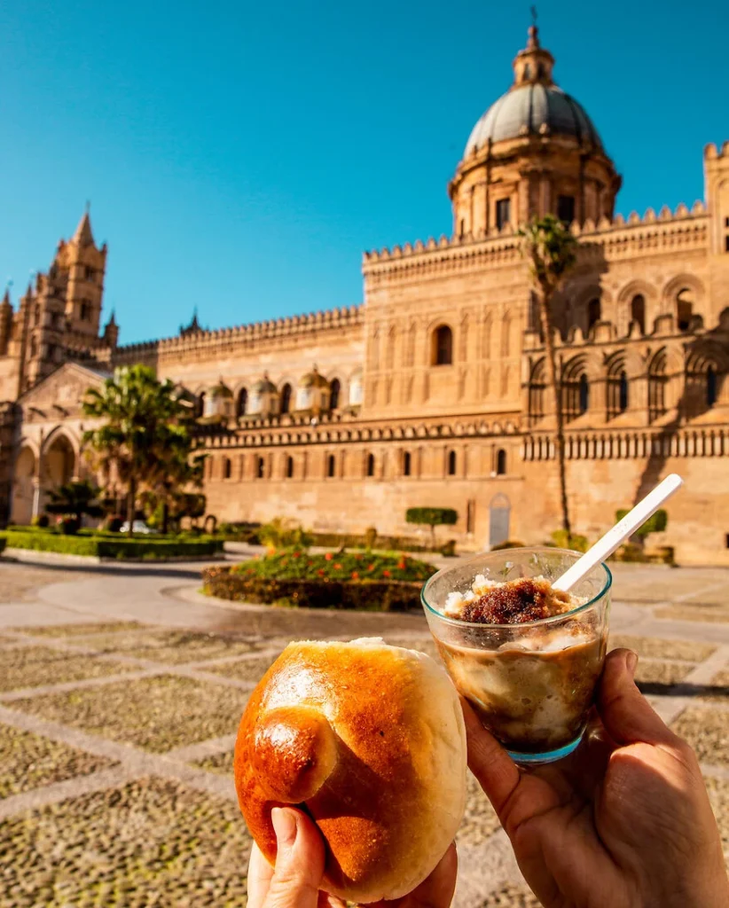 Granita al Caffé mit einem Brioche col tuppo