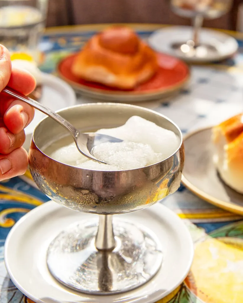 Granita al limone zum Frühstück in Cefalú