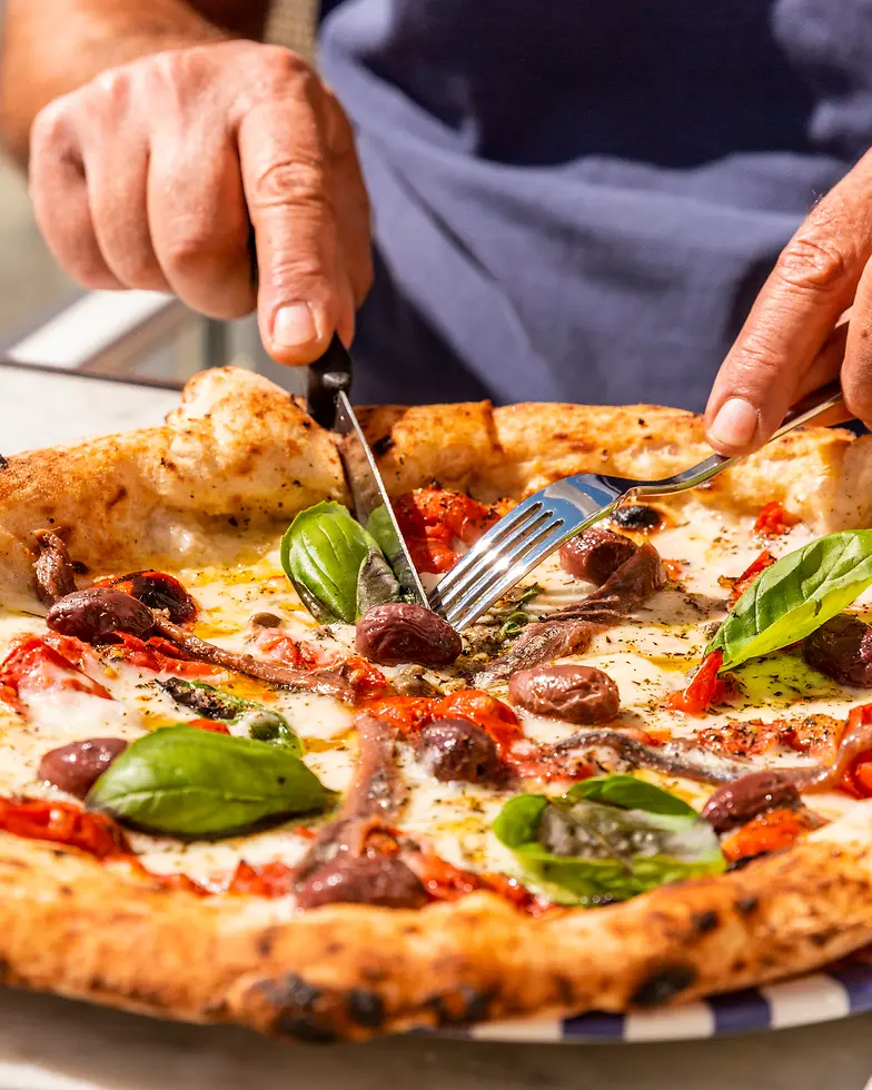 Rezept für eine würzige und leichte Pizza alla Puttanesca ohne Käse