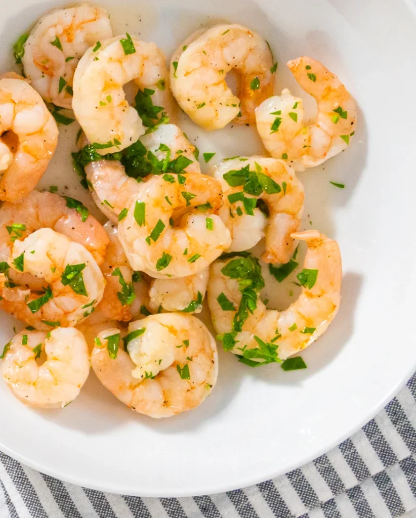 gekochte Gamberetti liegen in einer weißen Keramikschüssel