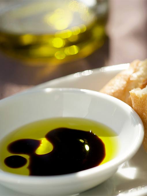 Salatsoße mit Balsamico und Olivenöl