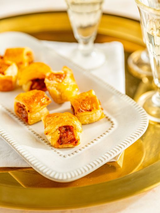 blätterteig würstchen auf goldenem tablett