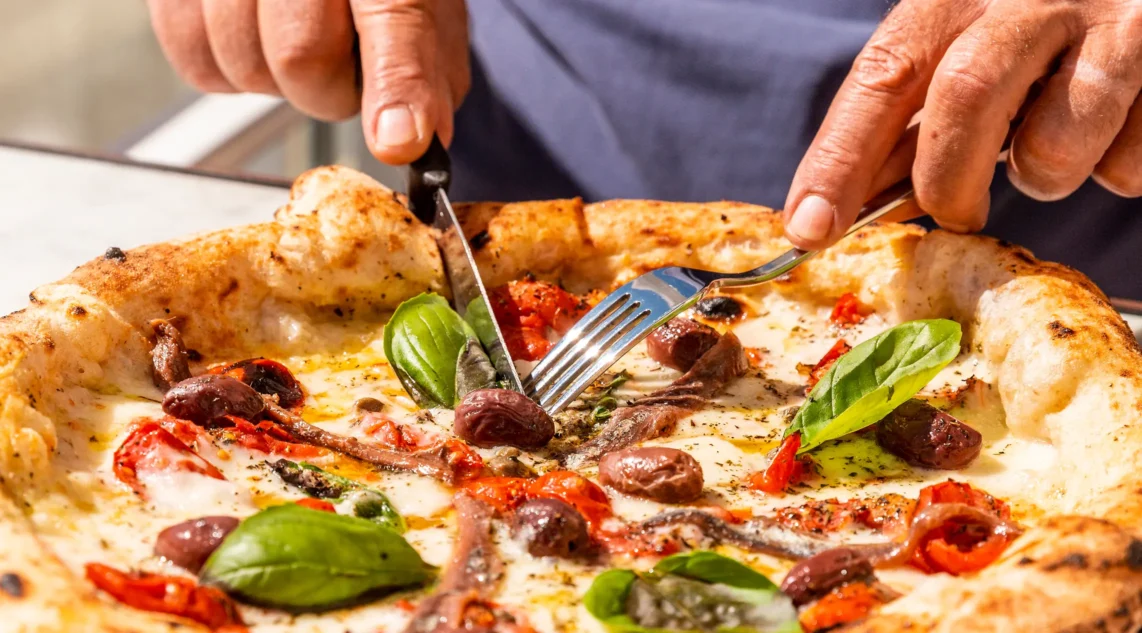 Rezept für eine würzige und leichte Pizza alla Puttanesca ohne Käse