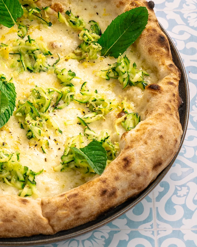 Rezept für eine frische Gemüsepizza mit Zucchini und Minze