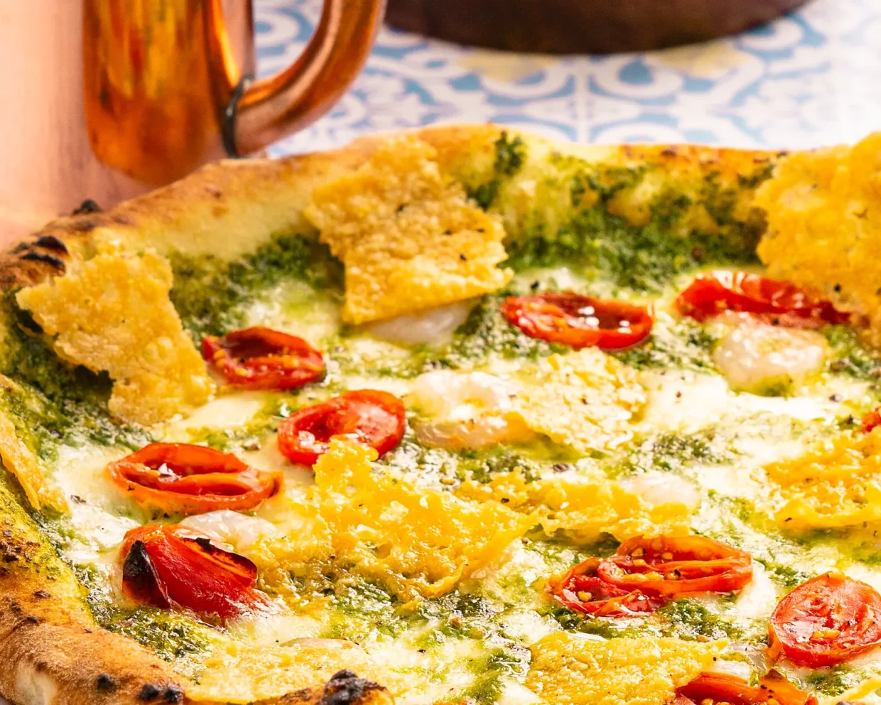 Pizza Gamberetti mit Pesto und Parmesan