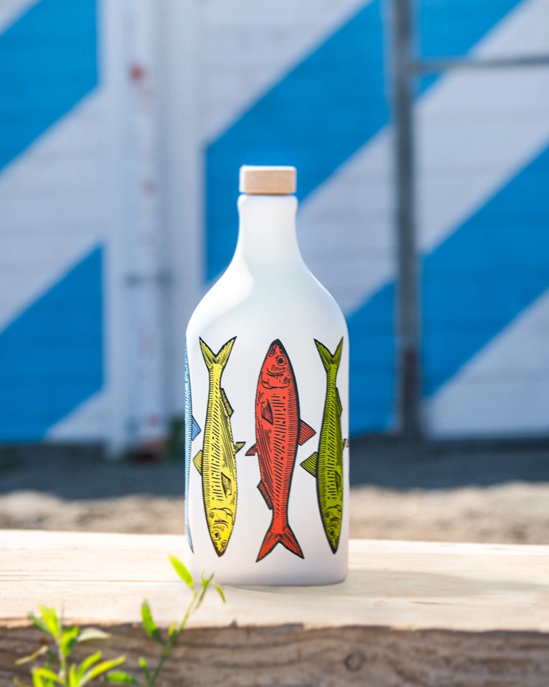 Muraglia Olivenöl - Sardinen Keramikflasche Muraglia Olivenöl - Sardinen Keramikflasche – Produktdarstellung, stilvoll arrangiert