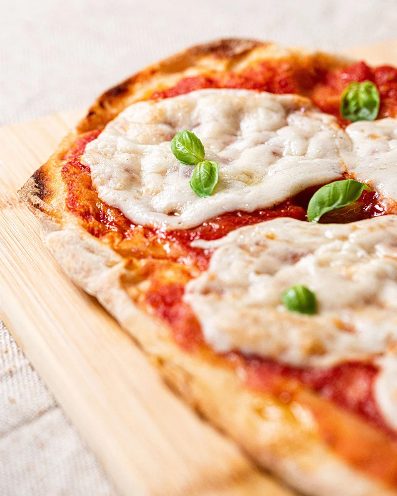 Mezzarè - vegane Mozzarellaalternative, Bio veganer Mozzarella auf einer Pizza, Bio