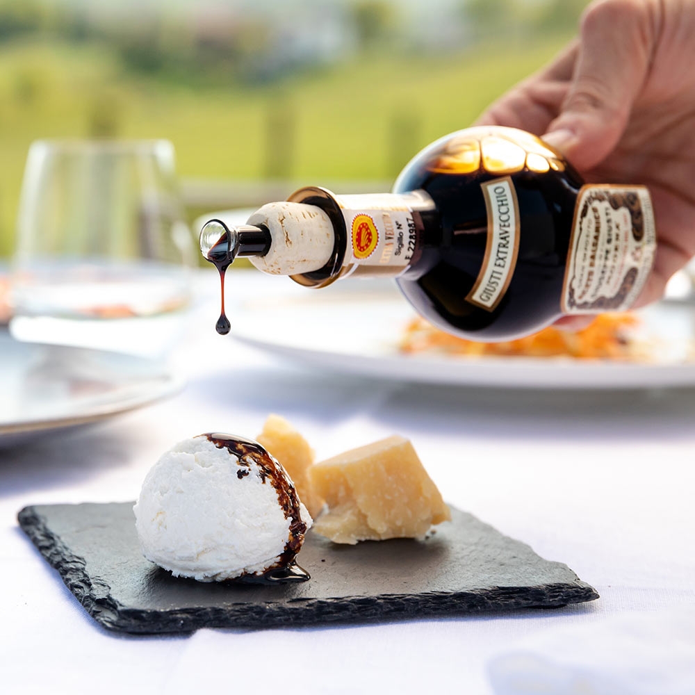 Aceto Balsamico Tradizionale DOP - extra vecchio – mit passenden Accessoires arrangiert