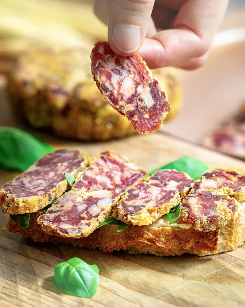 Runde Salami vom schwarzen Schwein - Bio Runde Salami vom schwarzen Schwein - Bio – ansprechend in Szene gesetzt