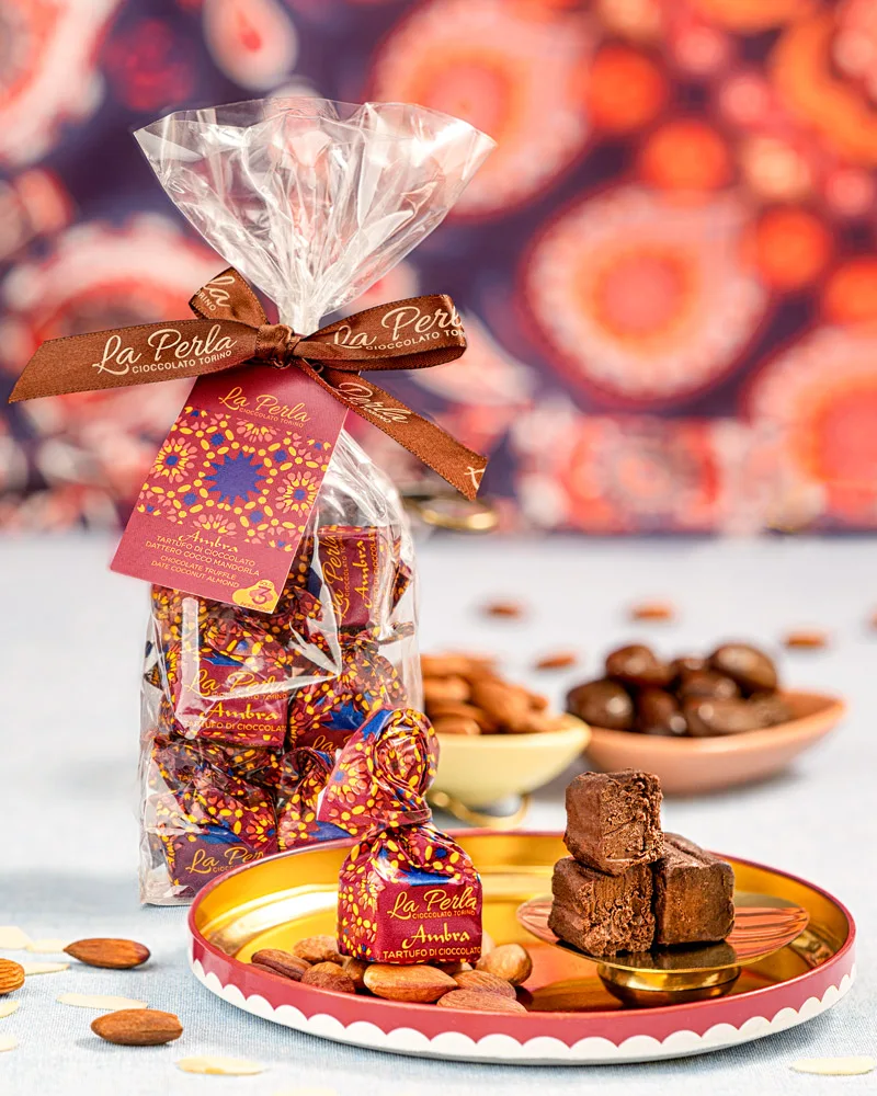 Tartufi Ambra - ohne Zuckerzusatz – mit Schokoladenstücken, Pralinen angerichtet