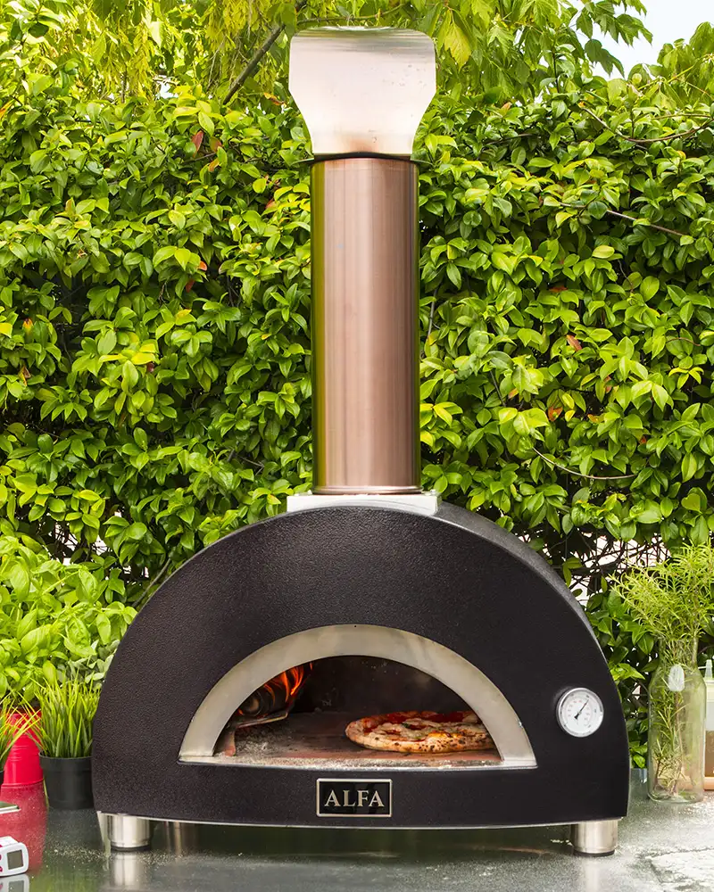Alfa Forni Moderno 1 Pizza – Pizzaofen mit Gas (Hybrid mit Holz) – mit passenden Accessoires arrangiert