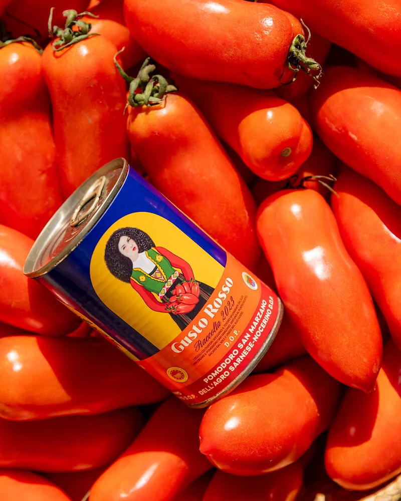 San Marzano Tomaten DOP – mit passenden Accessoires arrangiert
