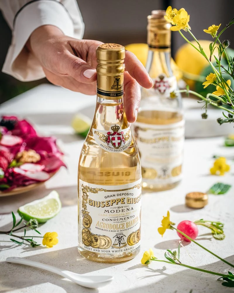 Giusti Bianco - Weißer Balsamico – mit passenden Accessoires arrangiert