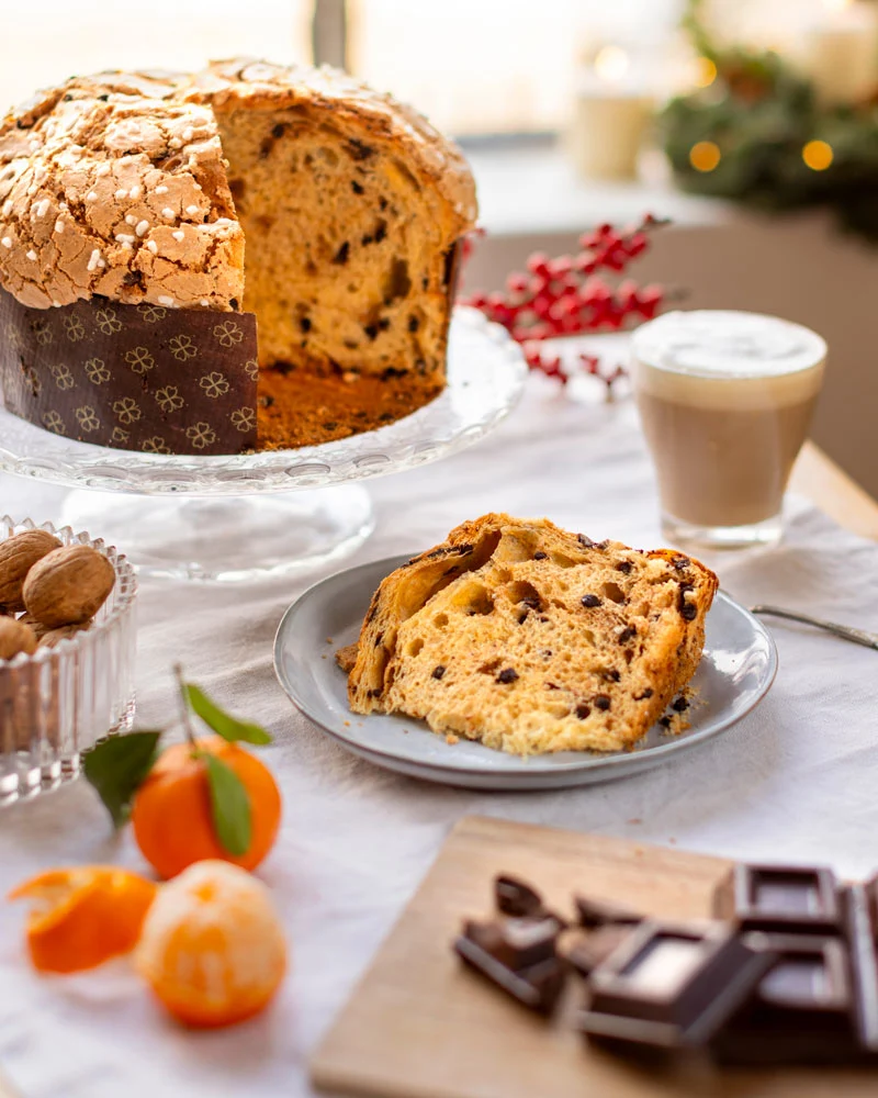 Panettone mit Schokolade - im Geschenkkarton – mit Schokoladenstücken, Panettone ausgepackt mit Verpackung