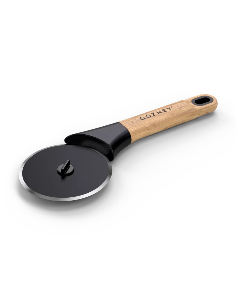Gozney - Pizzaroller – mit passenden Accessoires arrangiert