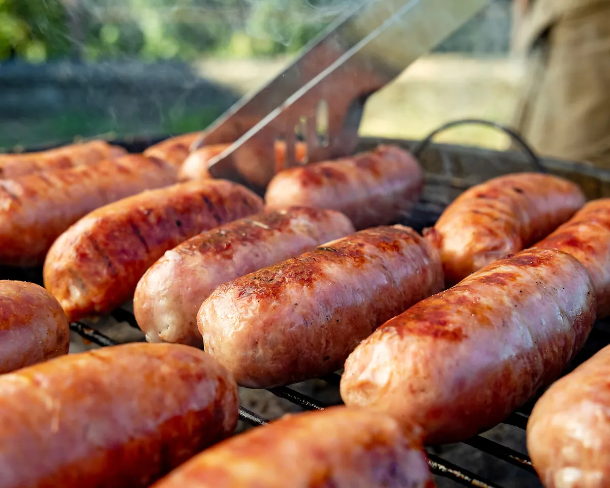 Nahaufnahme von frischen Salsiccia auf dem Grill