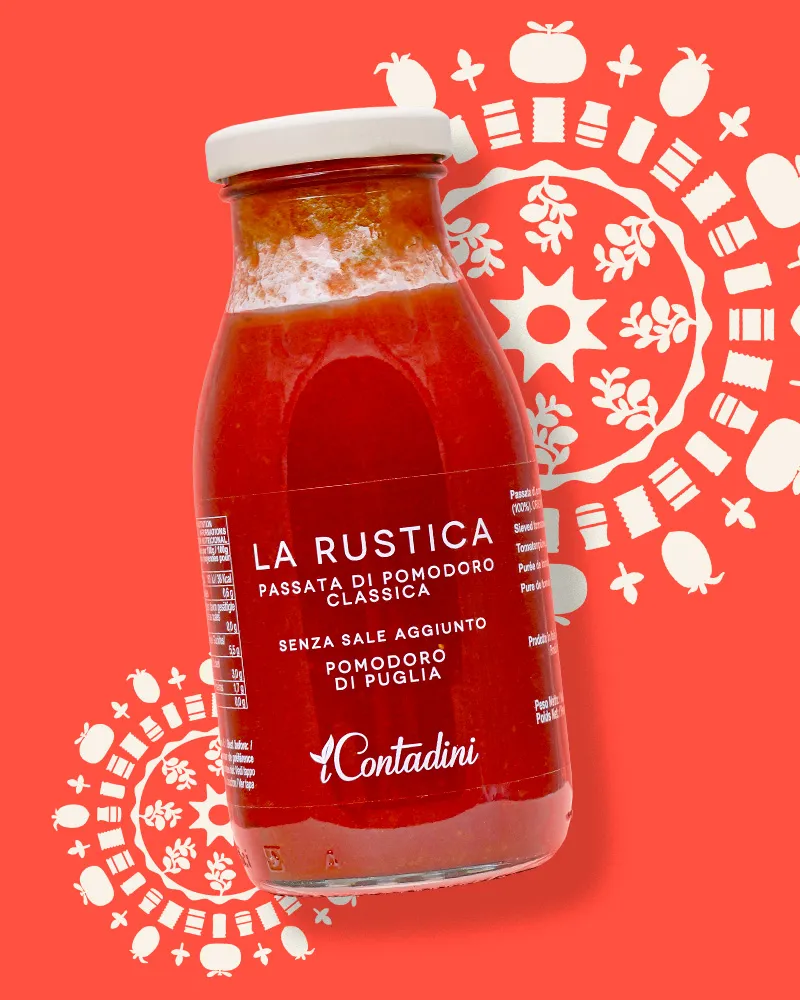 Passierte Tomaten - grob – mit passenden Accessoires arrangiert