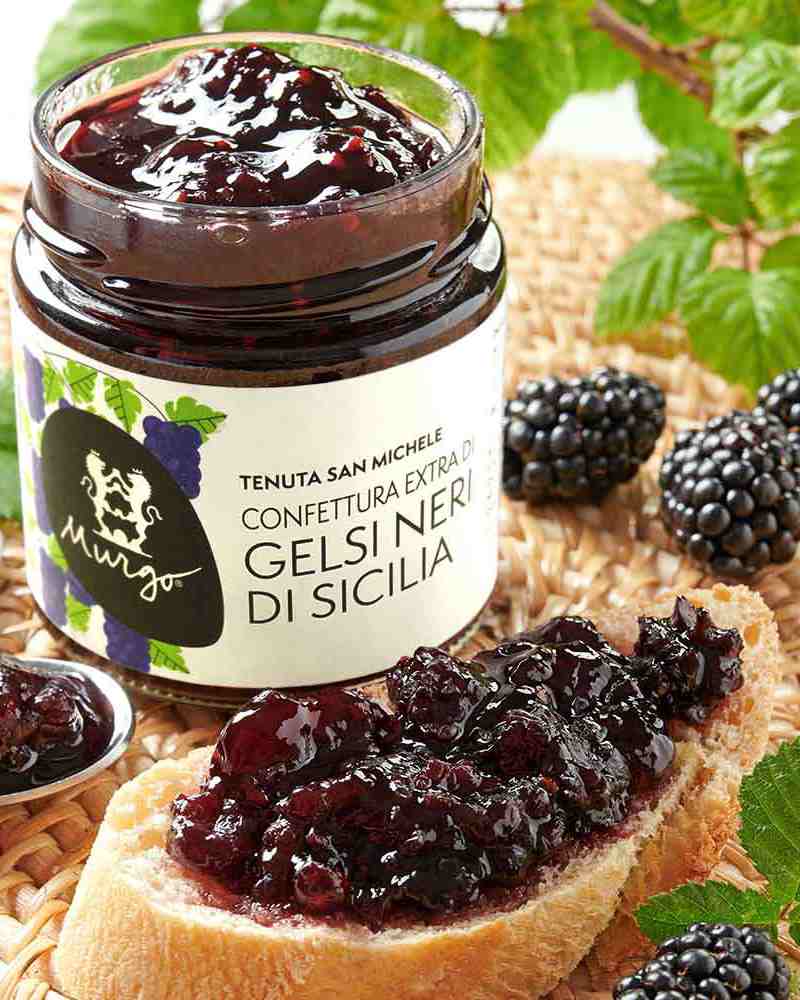 Sizilianische Konfitüre aus schwarzen Maulbeeren Sizilianische Konfitüre aus schwarzen Maulbeeren