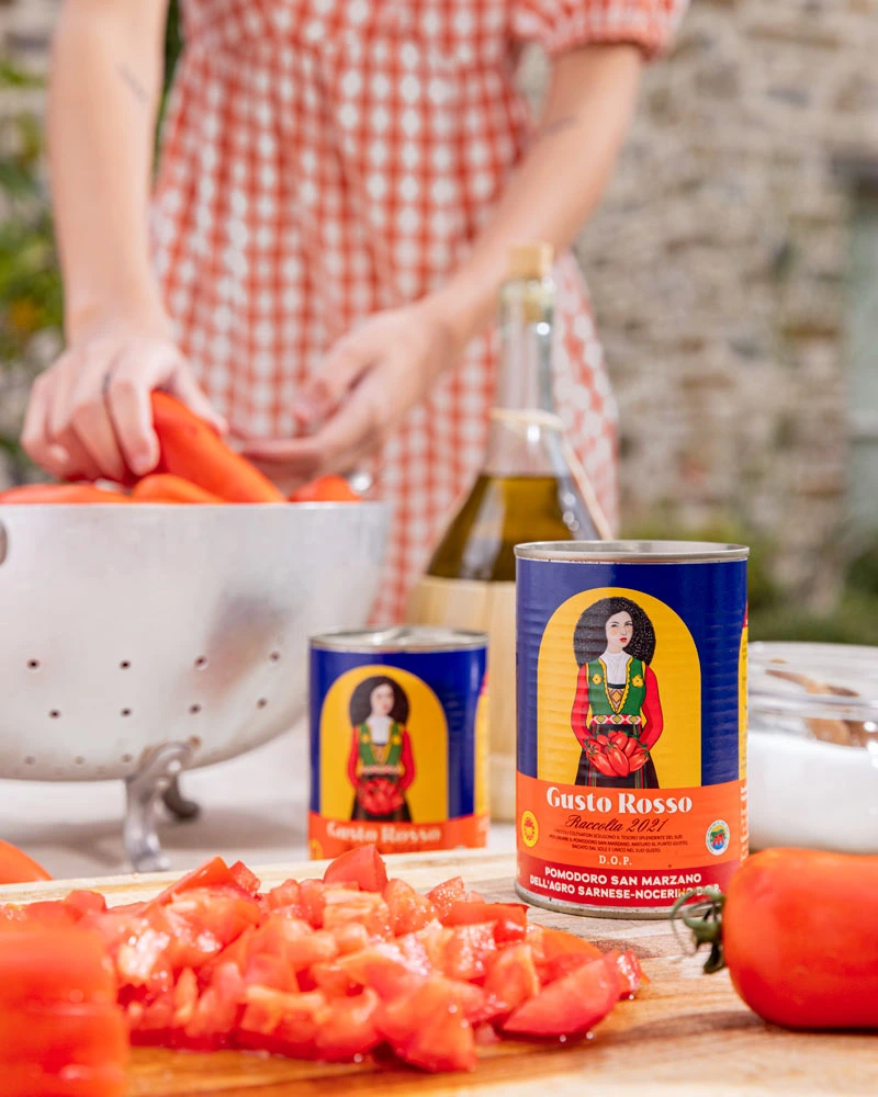 San Marzano Tomaten DOP – mit passenden Accessoires arrangiert