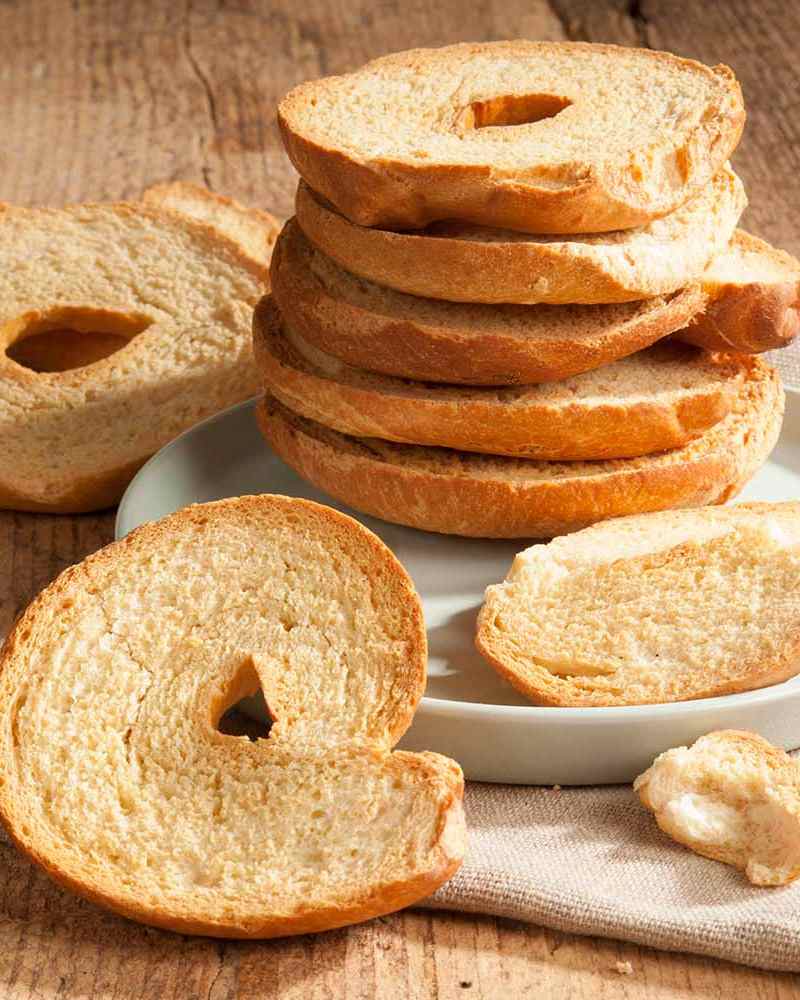 Crostini - Knusprige Brotkringel – mit passenden Accessoires arrangiert