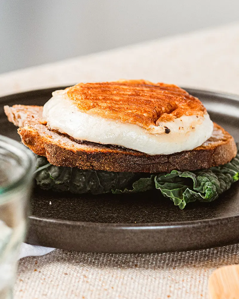 L’Affumicata - vegane Scamorzaalternative, Bio veganer Grillkäse auf einem belegten Brot