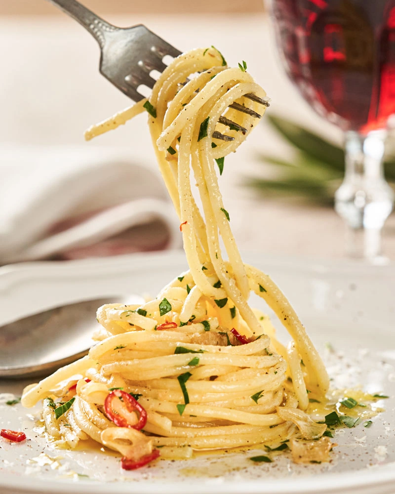 Spaghetti - Premiumpasta – mit passenden Accessoires arrangiert