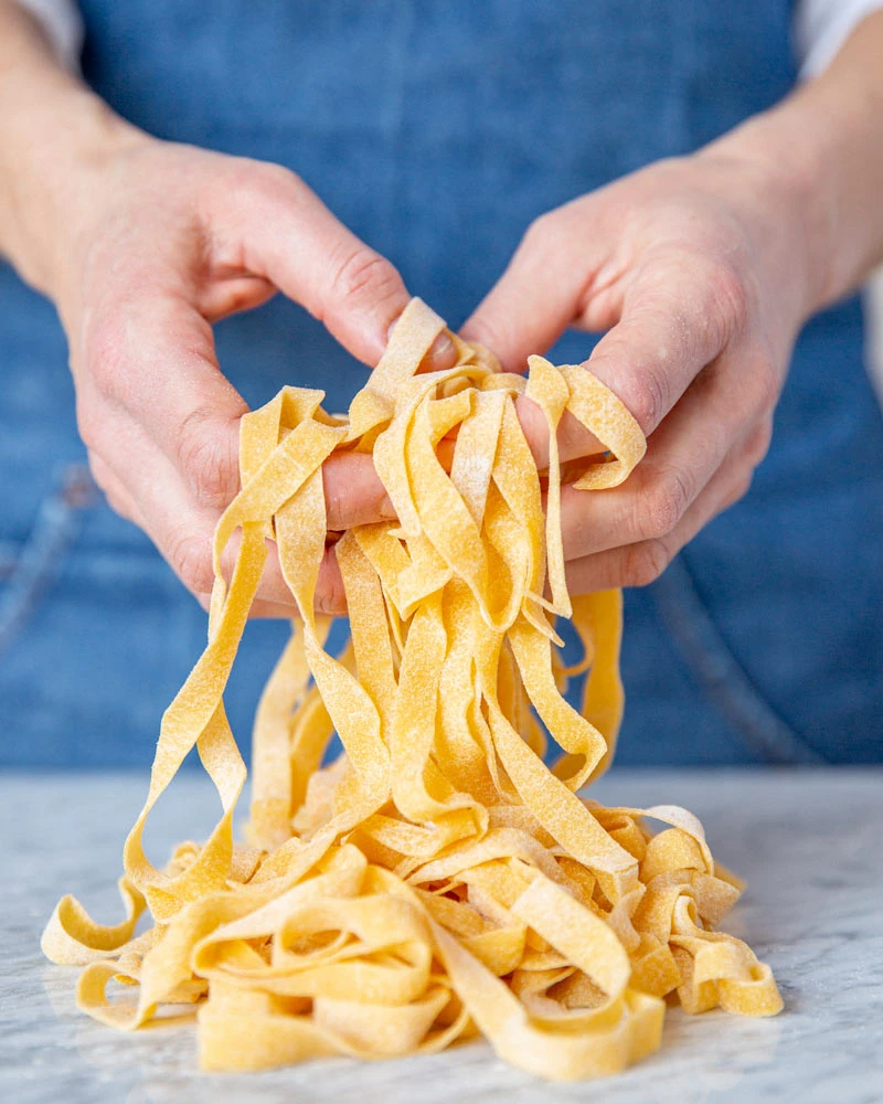 Tagliatelle - Premiumpasta mit Ei – mit passenden Accessoires arrangiert