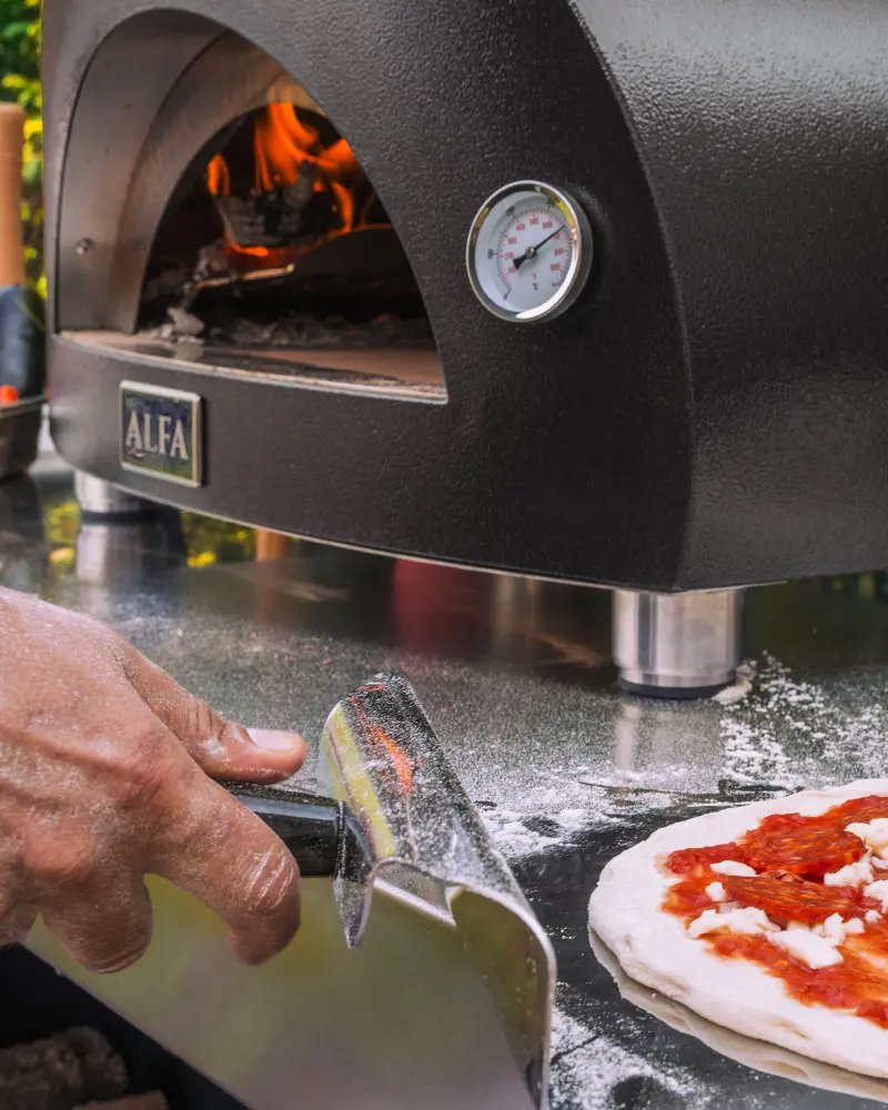 Alfa Forni Moderno 1 Pizza – Pizzaofen mit Gas (Hybrid mit Holz) – mit passenden Accessoires arrangiert