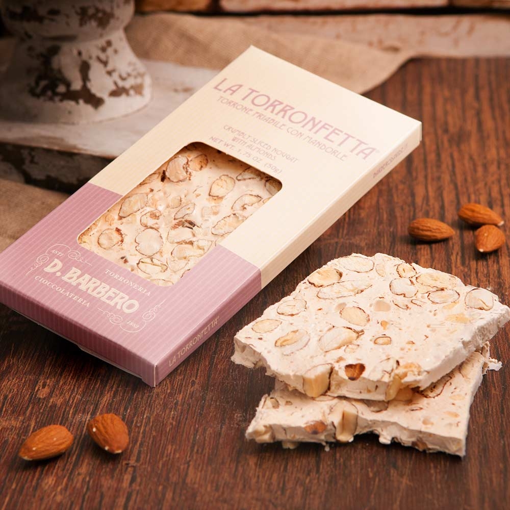 Knusprige Torronetafel mit Mandeln – mit passenden Accessoires arrangiert