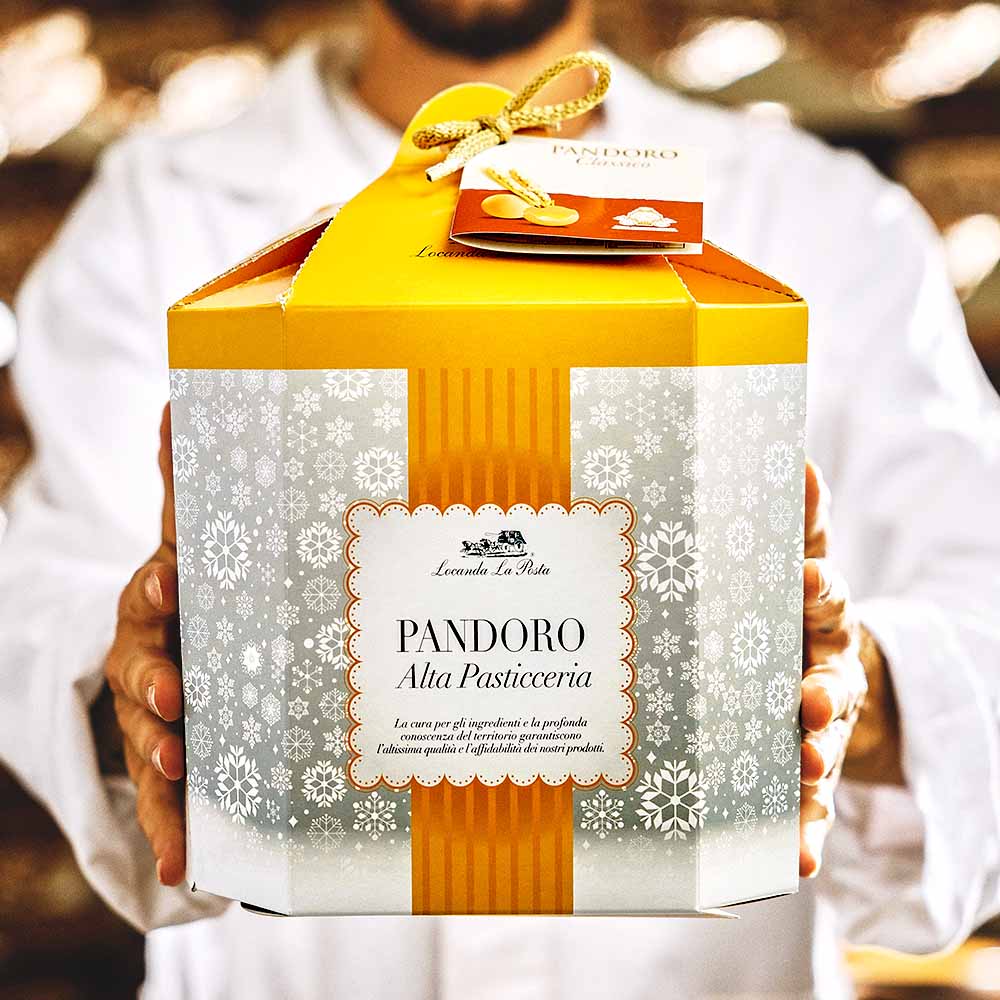 Klassischer Pandoro - im Geschenkkarton – mit passenden Accessoires arrangiert