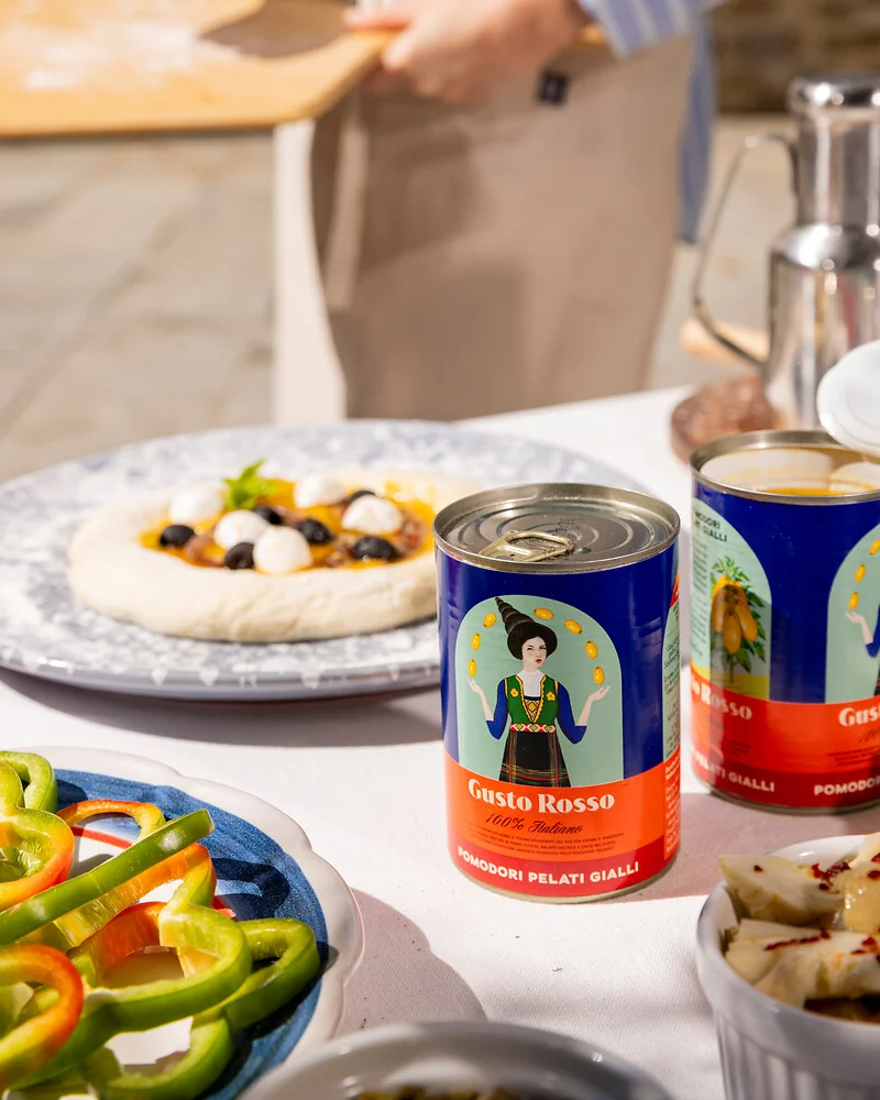 Gelbe geschälte Tomaten - 3er Set – mit passenden Accessoires arrangiert