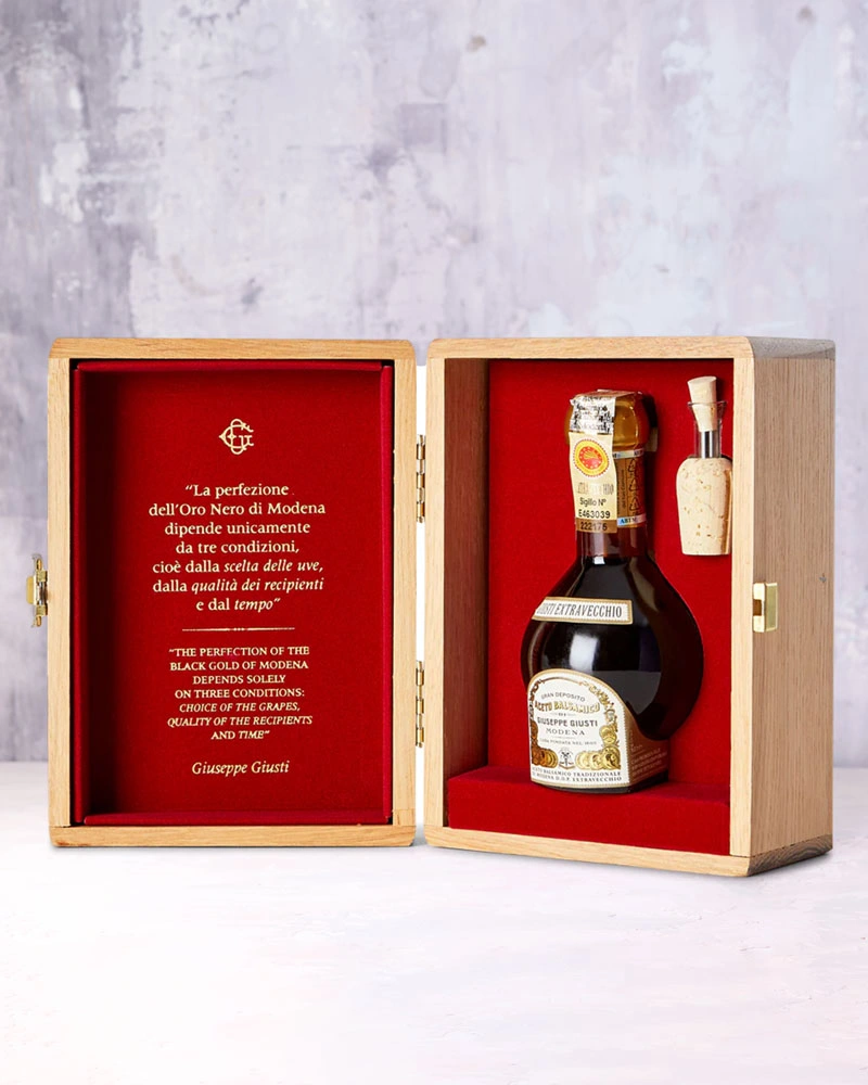 Aceto Balsamico Tradizionale DOP - extra vecchio – mit passenden Accessoires arrangiert
