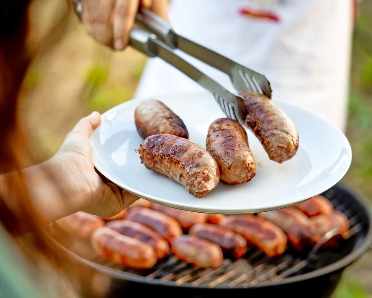 frisch gegrillte Salsiccia wird auf einen Teller gereicht