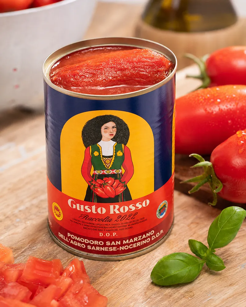 Geöffnete Dose mit ganzen geschälten San-Marzano-DOP-Tomaten