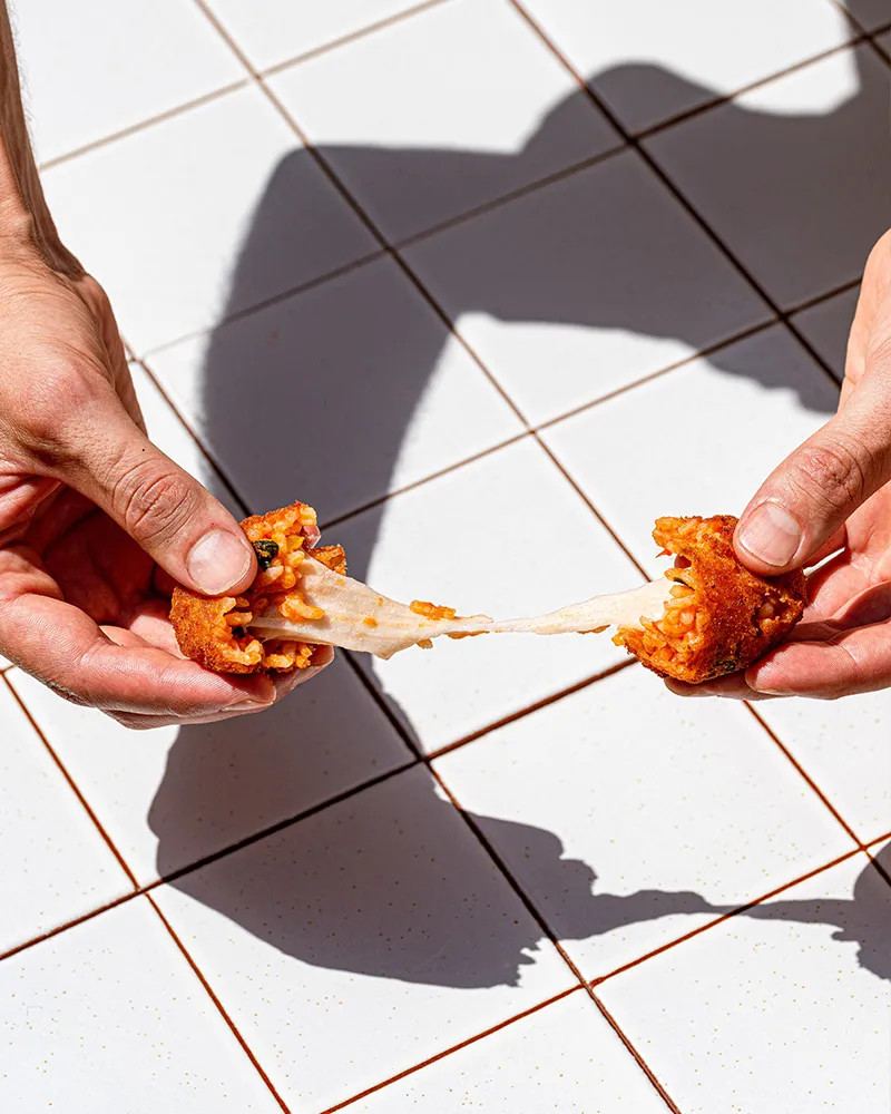 Mezzarè - vegane Mozzarellaalternative – mit passenden Accessoires arrangiert