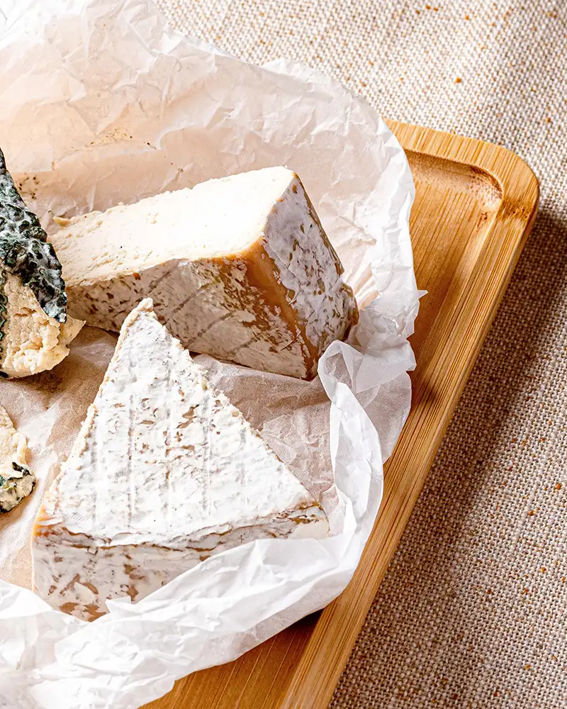 Pri - vegane Camembertalternative, Bio veganer Camembert auf einer Käseplatte, Fermaggio