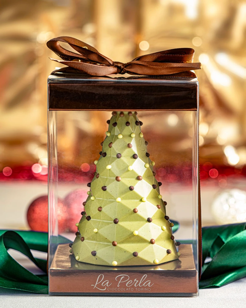 Weihnachtsbaum aus Pistazienschokolade Weihnachtsbaum aus Pistazienschokolade – ansprechend in Szene gesetzt