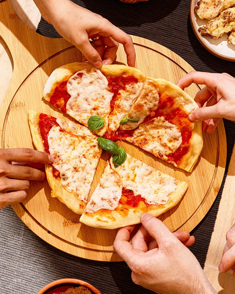 veganer Mozzarella auf einer Pizza, Bio