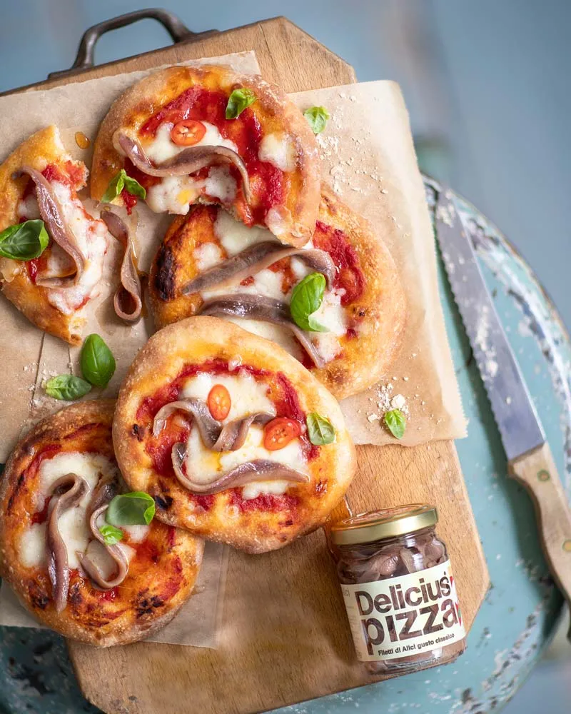 Sardellenfilets - für Pizza – mit Gläsern ergänzt